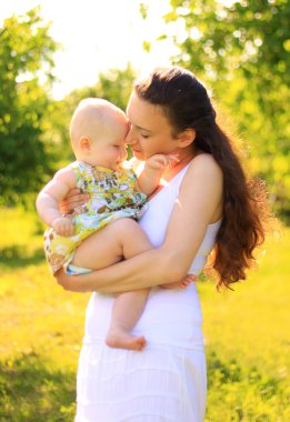 güzel anne ve bebek açık havada. Doğa. Güzellik anne ve çocuk parkta birlikte oynama
