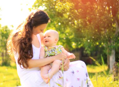 güzel anne ve bebek açık havada. Doğa. Güzellik anne ve çocuk parkta birlikte oynama