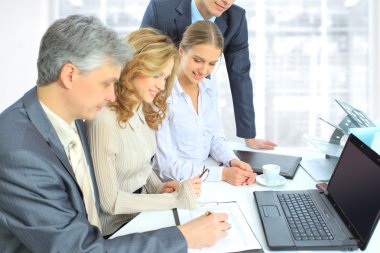 iş planını görüşmek üzere işadamları grubu.