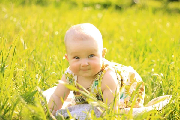 Güzel bebek kız bahçede yaz portresi — Stok fotoğraf