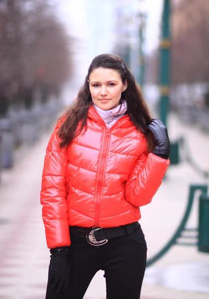 Beautiful girl walking down the street. — Stock Photo, Image