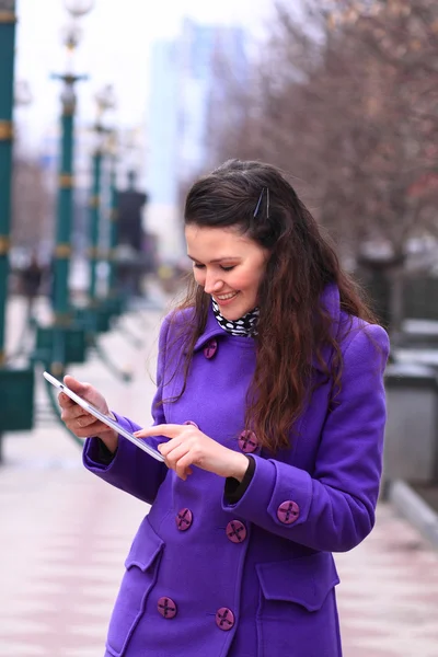 Beautiful girl walking down the street. — Stock Photo, Image