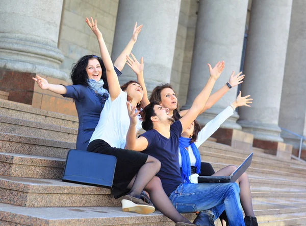 Gruppo di studenti allegri . — Foto Stock