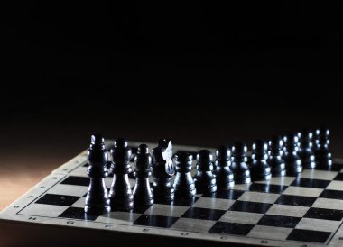 parlak satranç tahtası üzerinde satranç figürleri ile kompozisyon