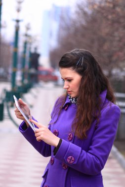 sokakta yürüyen güzel bir kız.