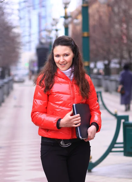 Beautiful girl walking down the street. — Stock Photo, Image