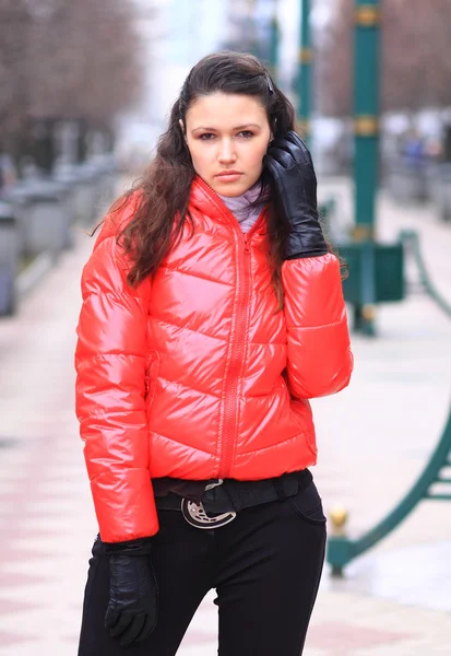 Beautiful girl walking down the street. — Stock Photo, Image