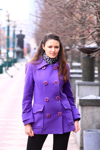 Mooi meisje lopend onderaan de straat. — Stockfoto