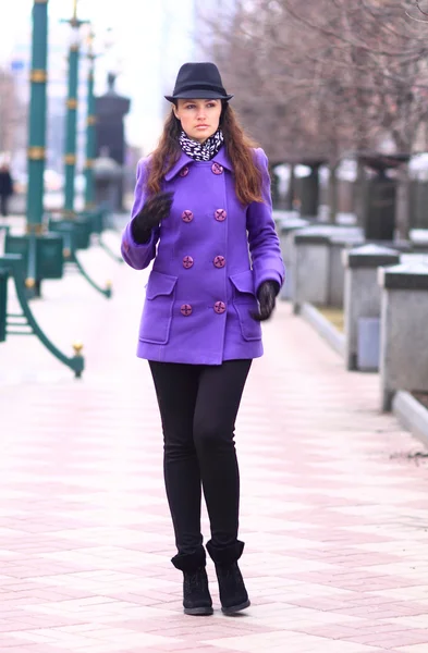 Hermosa chica caminando por la calle . —  Fotos de Stock