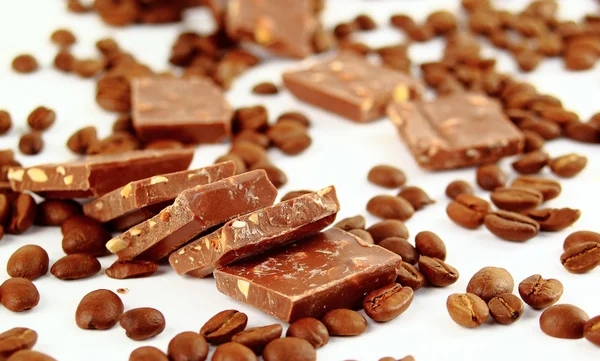 Słodkie cukierki czekolada i kawa na białym tle — Zdjęcie stockowe