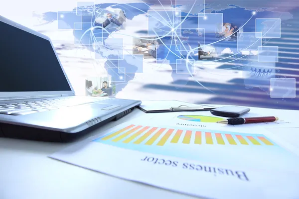 Grafikler, tablolar, iş masası. İş adamlarının işyeri.