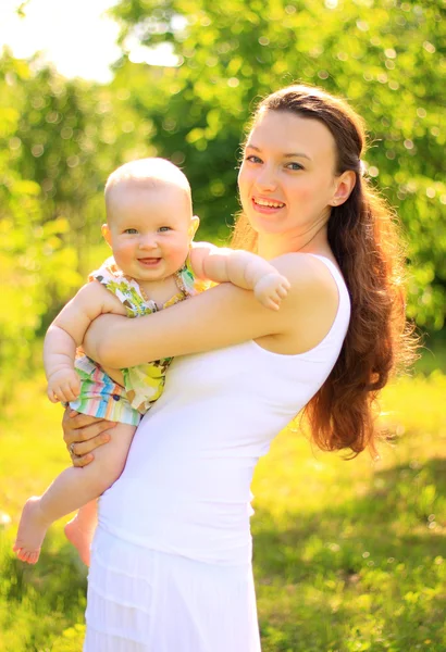 Bellezza mamma e suo bambino giocare in parco insieme — Foto Stock