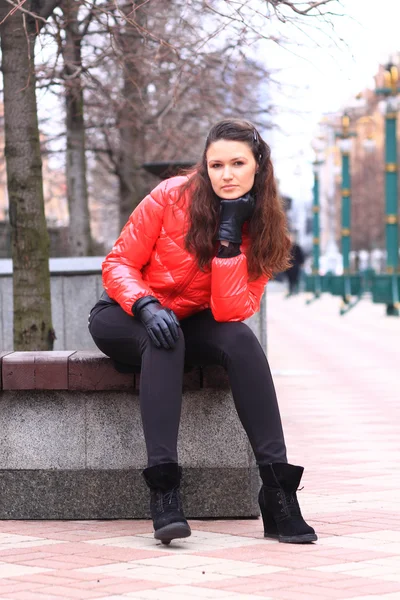 Vacker flicka gick på gatan. — Stockfoto