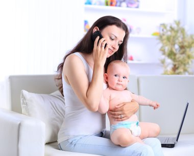 Anne ve bebek ev ofis dizüstü bilgisayar ve telefon