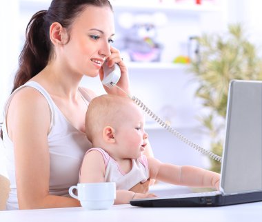 Anne ve bebek ev ofis dizüstü bilgisayar ve telefon
