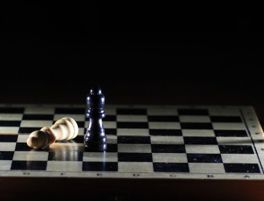 parlak satranç tahtası üzerinde satranç figürleri ile kompozisyon