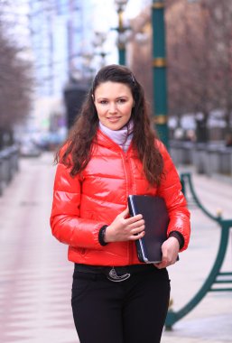 sokakta yürüyen güzel bir kız.