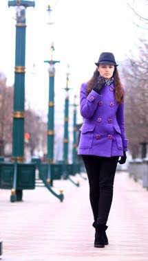 sokakta yürüyen güzel bir kız.