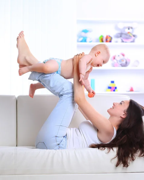 Moeder spelen met baby — Stockfoto