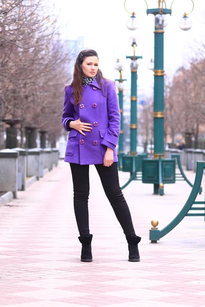 Bella ragazza che cammina per la strada . — Foto Stock