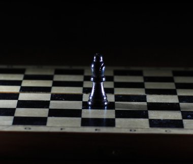 parlak satranç tahtası üzerinde satranç figürleri ile kompozisyon