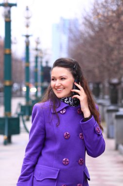 sokakta yürüyen güzel bir kız.