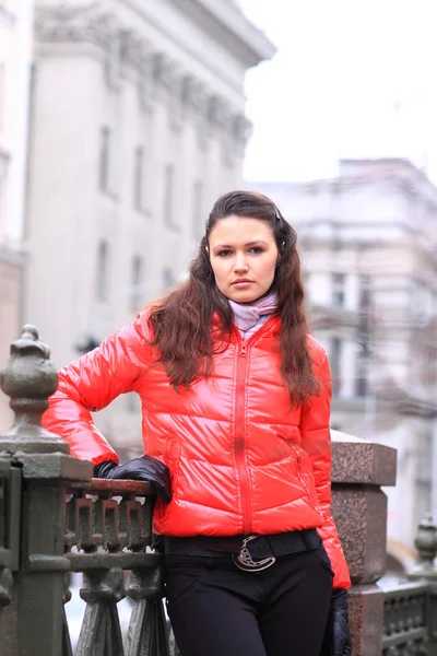 Beautiful girl walking down the street. — Stock Photo, Image