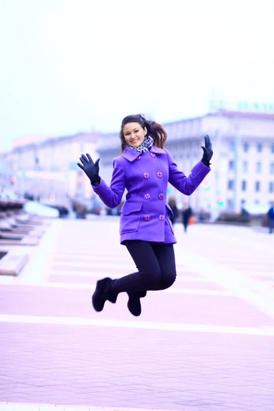 Bella ragazza che cammina per la strada . — Foto Stock