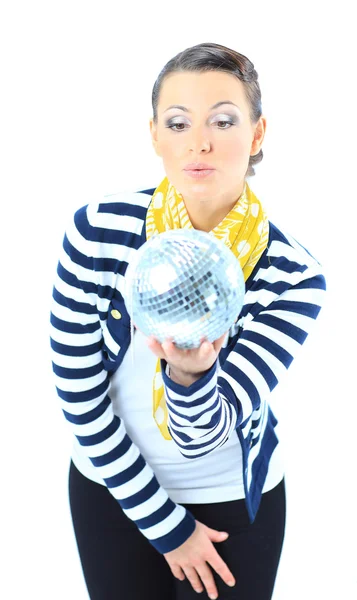 Hermosa chica con una esfera de espejo sobre un fondo blanco . —  Fotos de Stock