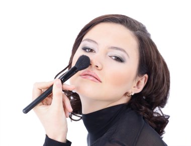 güzel bir kadın yüzü - wh izole yakınındaki makyaj fırçası ile