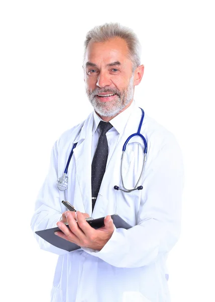 Retrato de sorrir médico maduro isolado em fundo branco — Fotografia de Stock