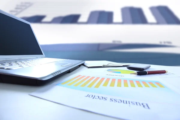 Grafieken, grafieken, zakelijke tafel. De werkplek van zakenmensen — Stockfoto