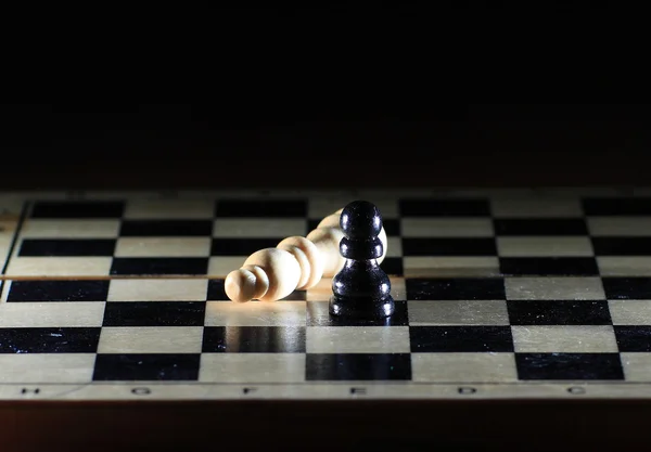 Composition avec des échecs sur un échiquier brillant — Photo