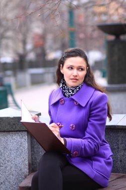 sokakta yürüyen güzel bir kız.