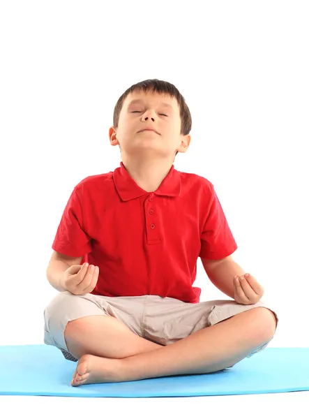 Barn yoga. den lilla pojken utövar. — Stockfoto