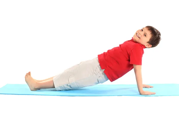 Yoga infantil. El niño hace ejercicio. . —  Fotos de Stock