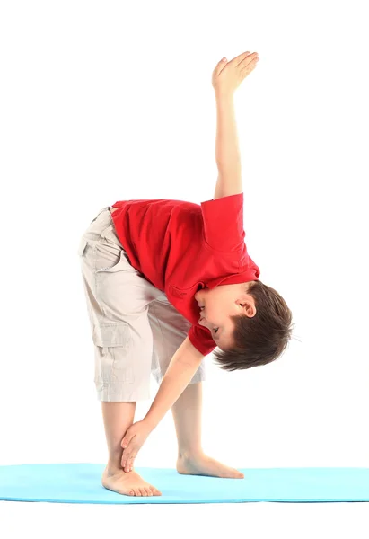 子供のヨガ。小さな男の子は運動します。. — ストック写真