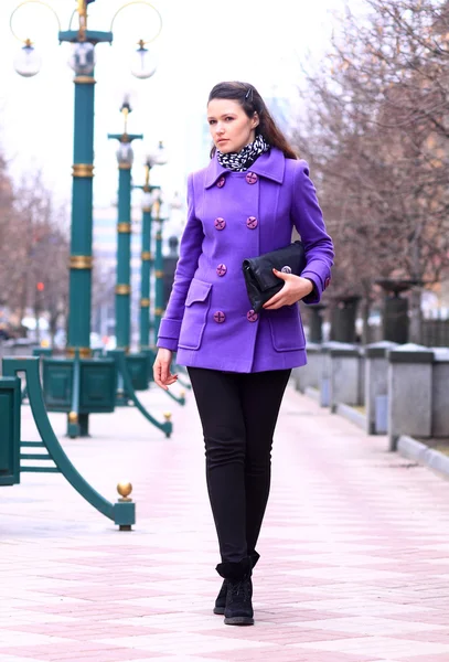 Hermosa chica caminando por la calle . —  Fotos de Stock