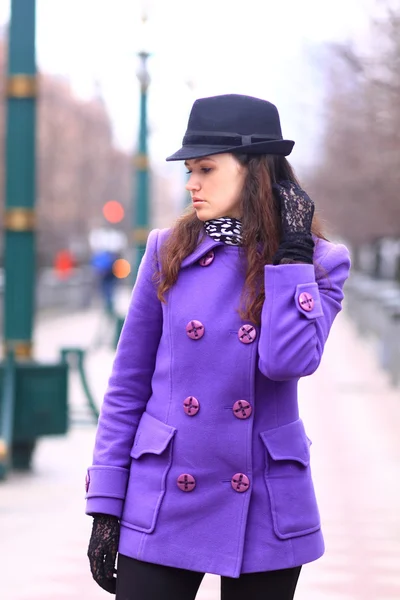 Bella ragazza che cammina per la strada . — Foto Stock