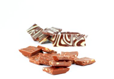 Beyaz arkaplanda izole edilmiş çikolata çubukları