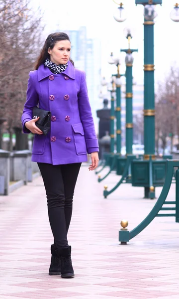 Hermosa chica caminando por la calle . —  Fotos de Stock