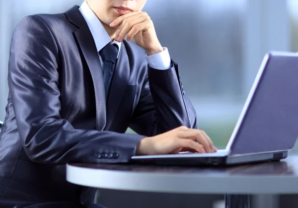 Человек, печатающий на современном ноутбуке в офисе — стоковое фото