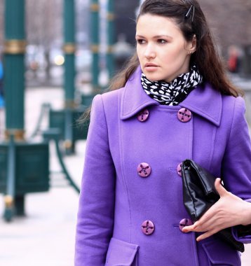 sokakta yürüyen güzel bir kız.