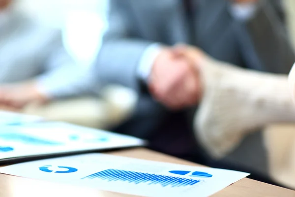 Zakelijke mensen schudden handen — Stockfoto