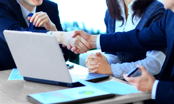 İş Adamları Tokalaşıyor