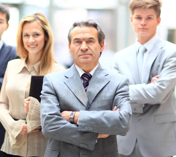 Happy smiling business team standing in a row at office — Stock Photo, Image