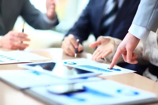 Business people meeting to discuss the situation on the market — Stock Photo, Image