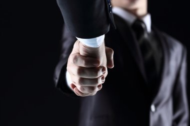 El Sıkışma - el koyu arka plan üzerinde tutarak
