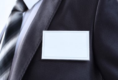 mens gövde üzerinde beyaz boş rozeti