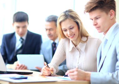 onların iş projede birlikte ofiste çalışan iş takım